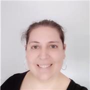 Profesora de conversación en inglés imparte clases a adultos